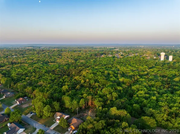 888 Timbercrest Ave, Okmulgee, OK 74447