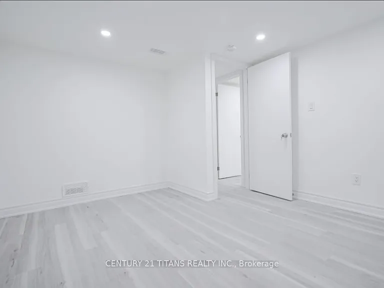 114 Benjamin Blvd #BASEMENT — Photo 12