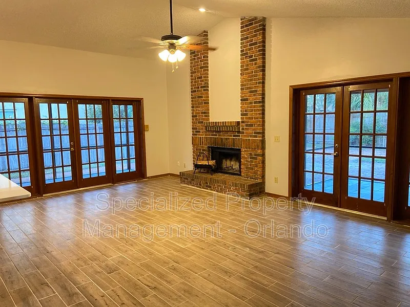 3 bed, 2.0 bath, 1800 sqft, $2,399 — Photo 2