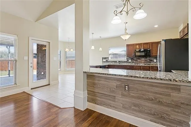 4 bed, 2.0 bath, 2349 sqft, $2,800 — Photo 4