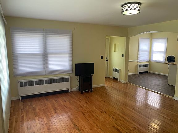 4th image of 187 Crest Ave