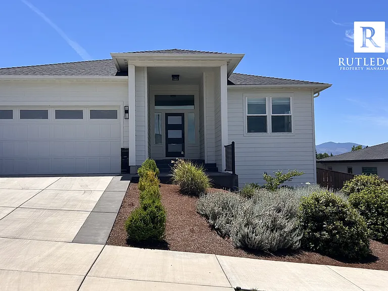 3282 Sky Way — Photo 2