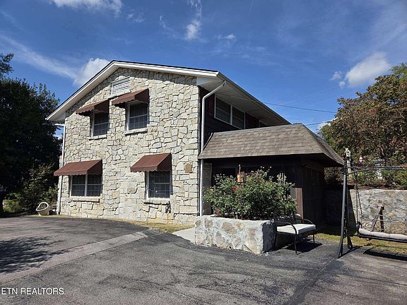 2nd image of 572 Mountain Rd