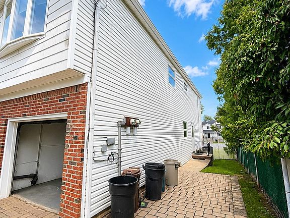 3rd image of 404 Edgegrove Avenue