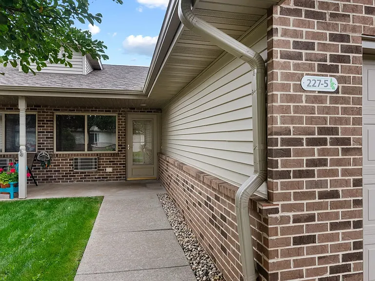 Tamarack Gardens-Fox Hills Apartments LLC — Photo 3
