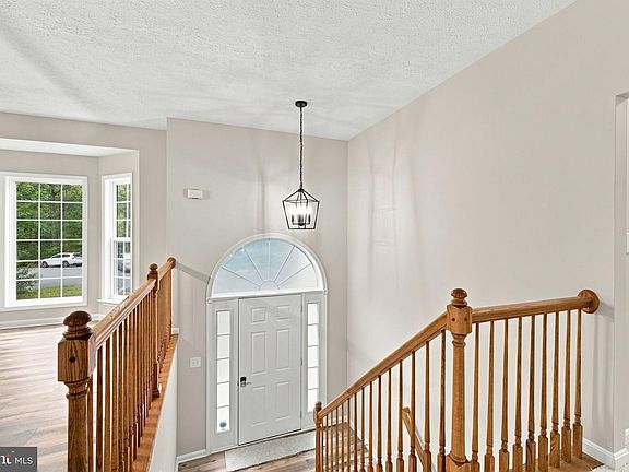 5th image of 95 Albertson Ct