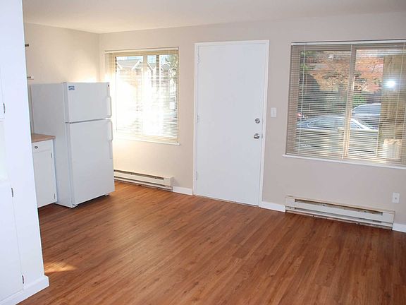3rd image of 320 Valley St APT 5