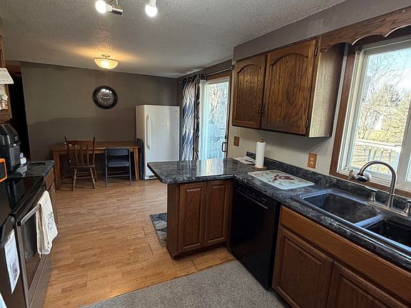 3rd image of 503 W Dakota St