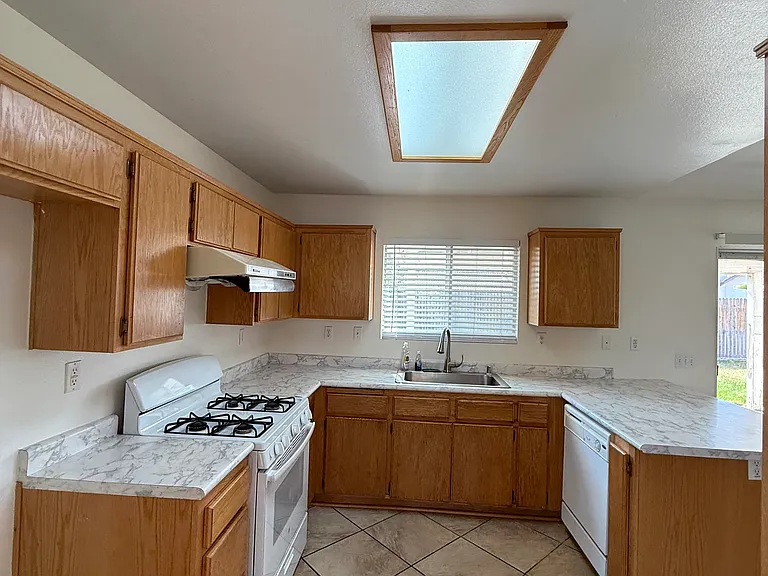 937 Oregon Trl — Photo 6