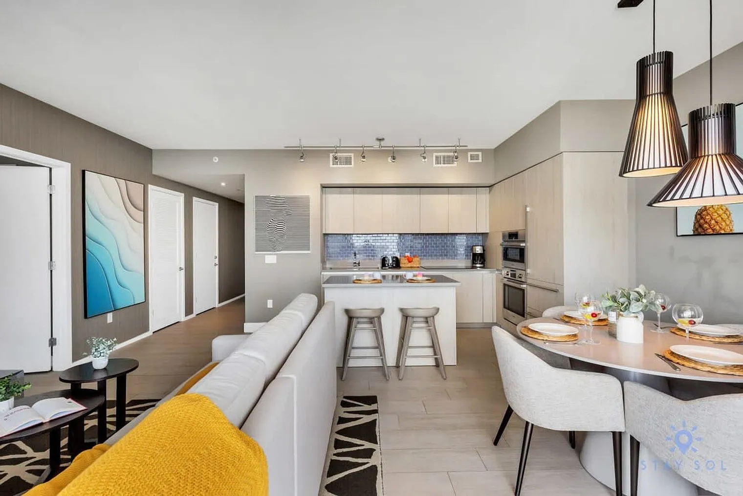 1 bed, 1.0 bath, 796 sqft, $5,916 — Photo 2