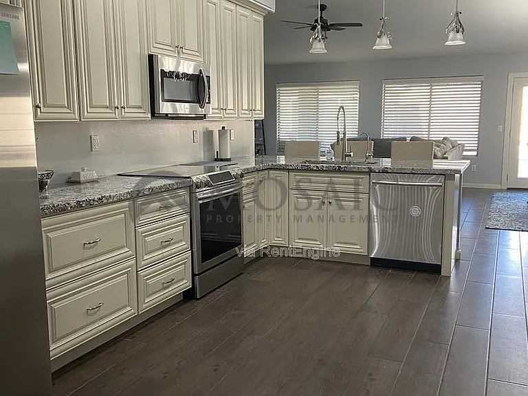 411 N Leoma Ln — Photo 2