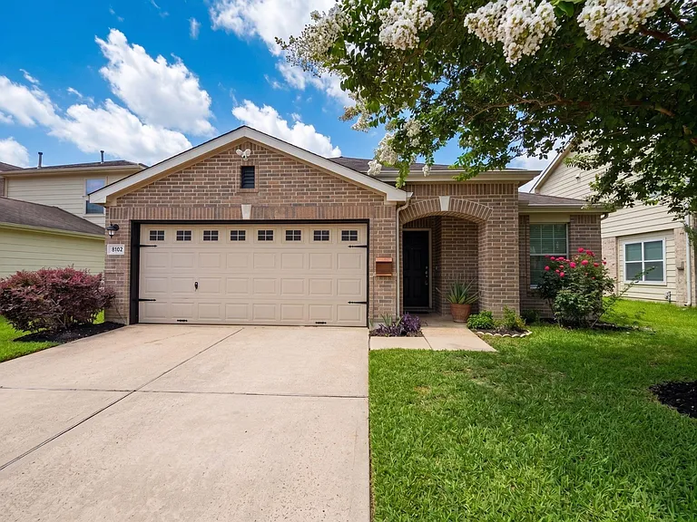 8102 Sanders Glen Ln — Photo 1