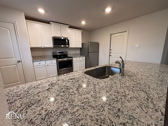 132 Stratton Ln — Photo 3