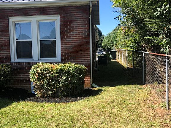 2nd image of 605 Holly Ln