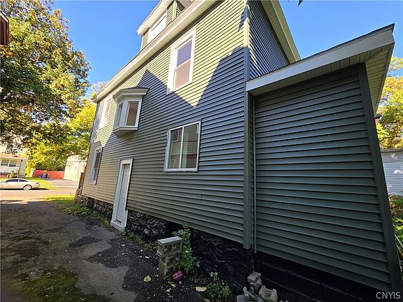 4th image of 147 Coolidge Ave