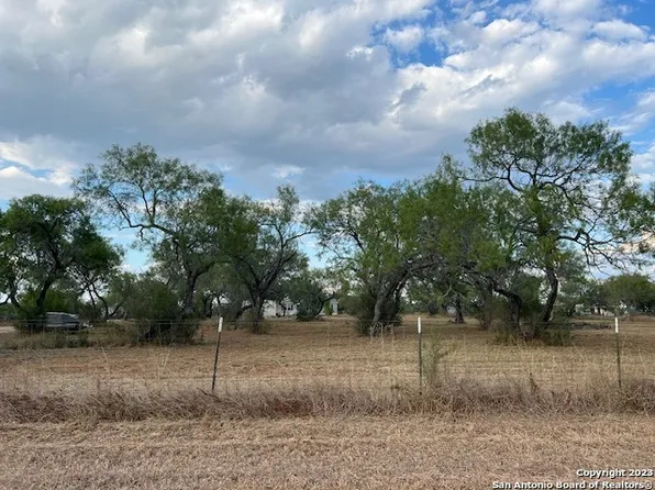 850 COUNTY ROAD 302, Jourdanton, TX 78026