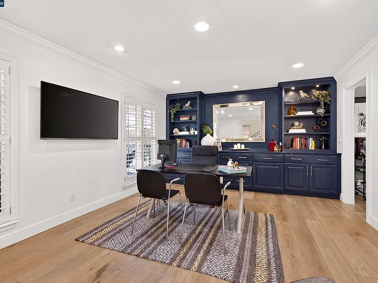 2207 Martin Ave — Photo 52