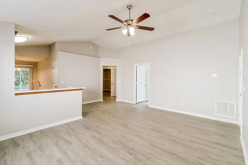 4 bed, 2.0 bath, 1322 sqft, $2,100 — Photo 4