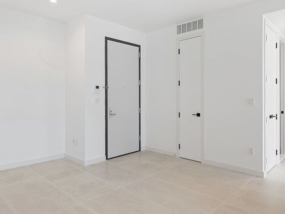 3rd image of 722 Hinsdale St #3L