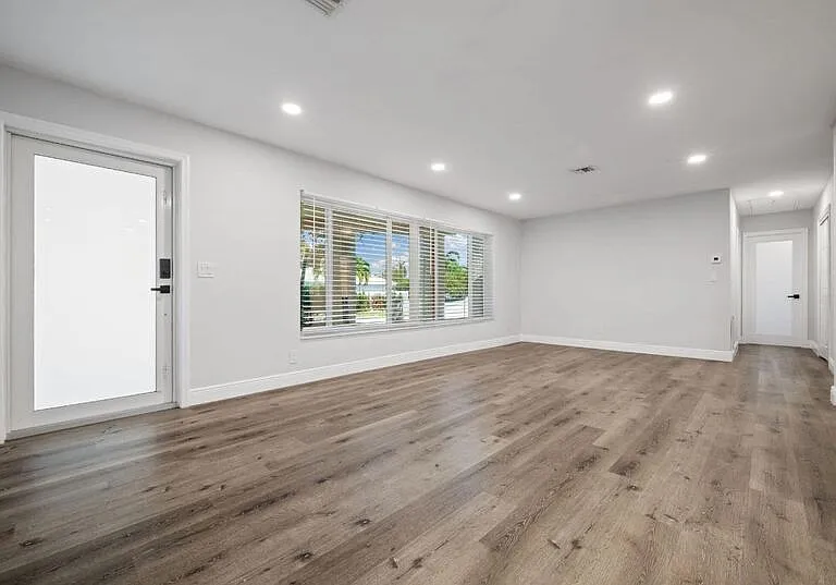 2298 NE 4th Ave — Photo 7