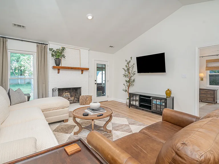 2812 Olde Whitehall Rd — Photo 1
