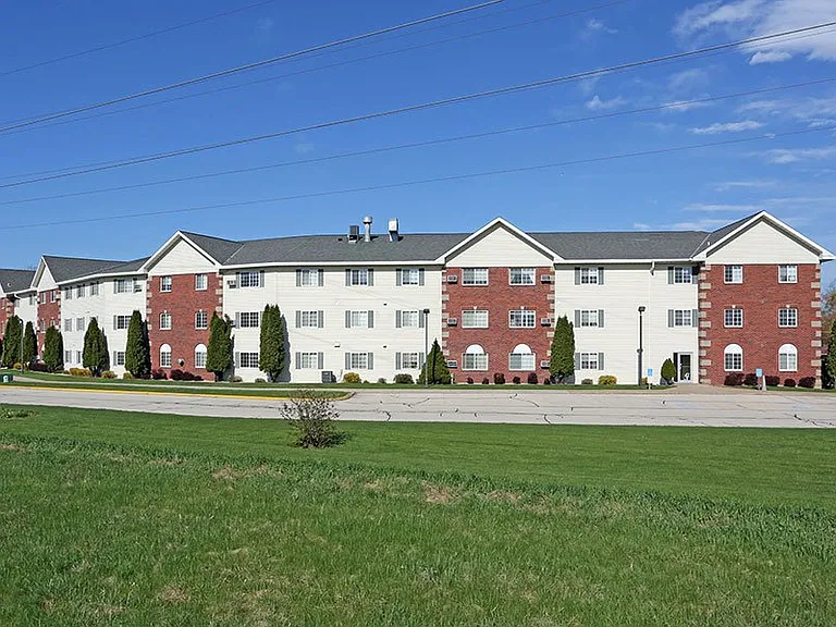 BAY MANOR APARTMENTS — Photo 4