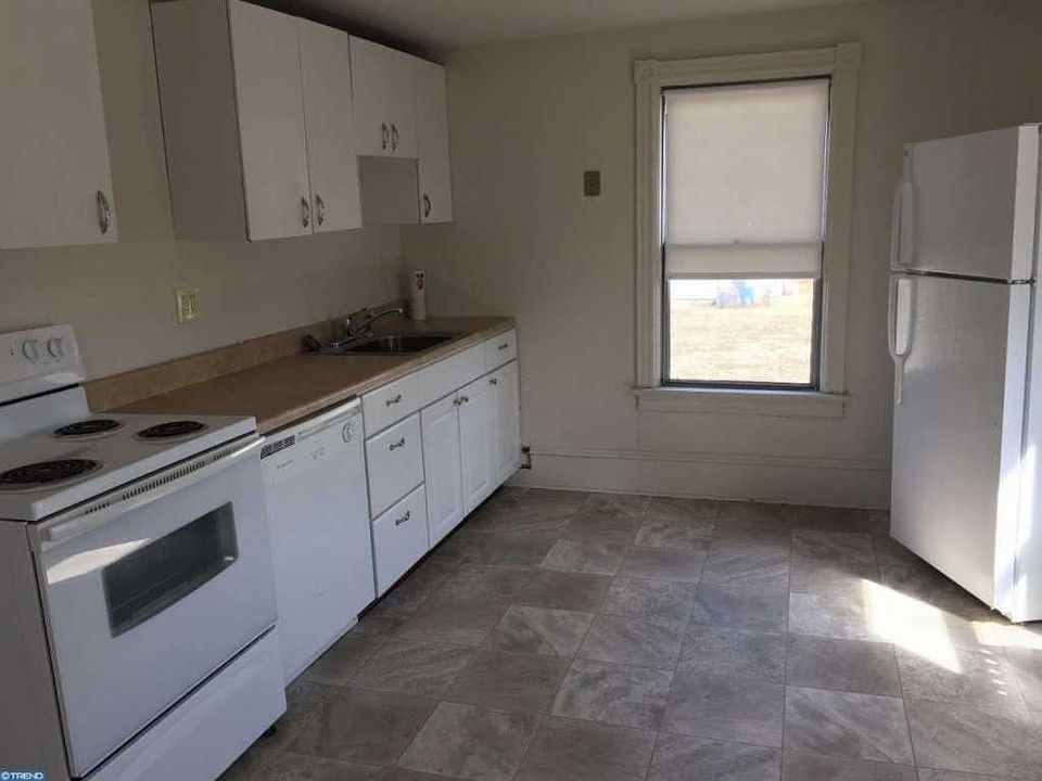 2nd image of 24 W Broad St