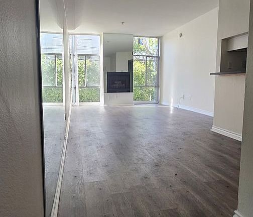 4th image of 125 N Doheny Dr APT 106