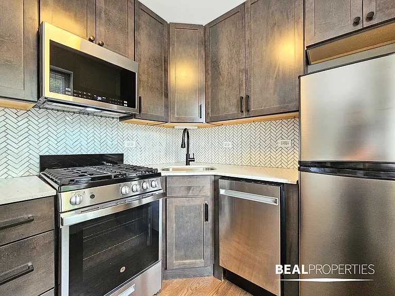 528 W Oakdale — Photo 23