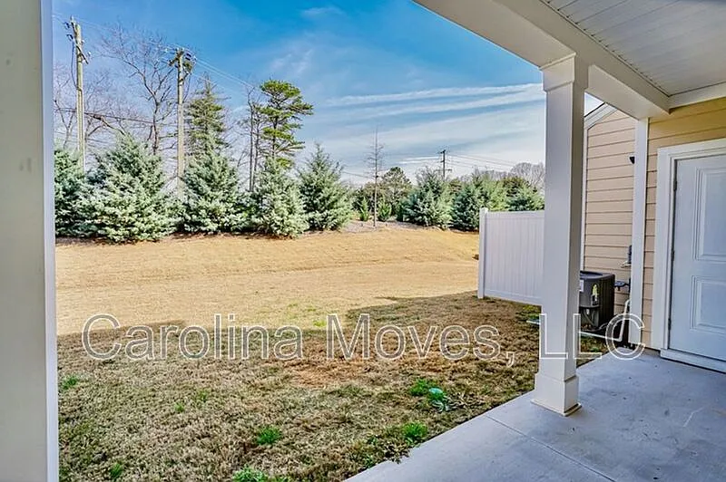 3 bed, 2.5 bath, 1578 sqft, $1,995 — Photo 2