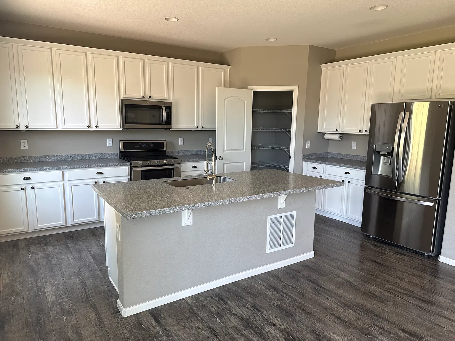 3 bed, 2.5 bath, 2800 sqft, $2,850 — Photo 2