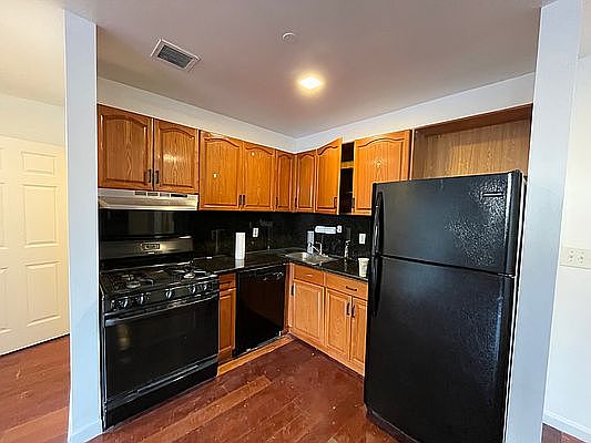 3rd image of 24 Lawton St APT 2C
