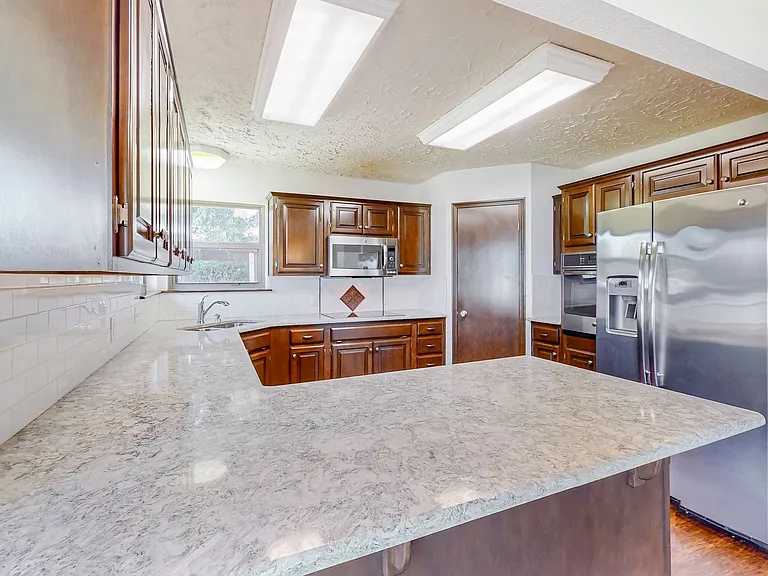 4004 S Maple Ave — Photo 7