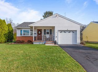 6 Wall Cress Ct, Toms River, NJ
