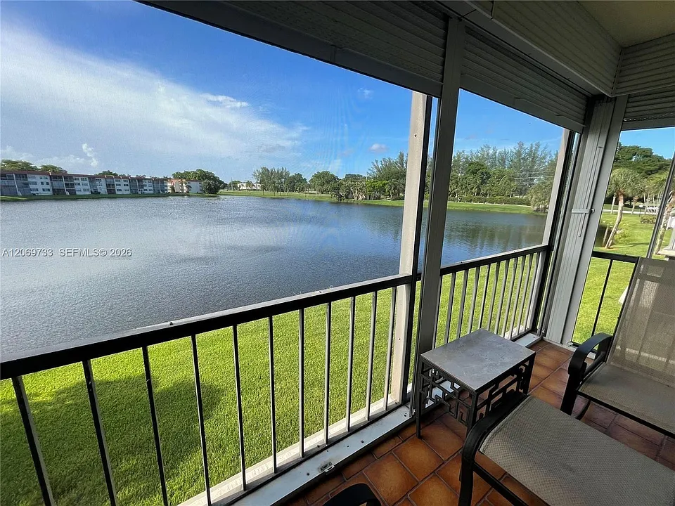 9423 S Hollybrook Lake Dr #203