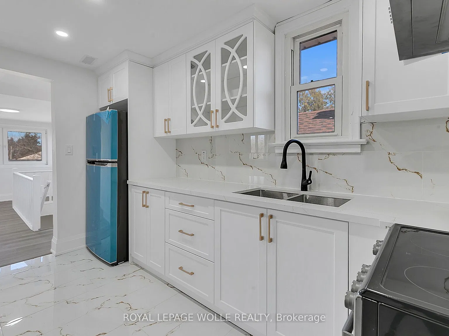 581 Lancaster St W — Photo 1