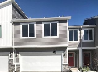 9767 Crestview Dr, West Des Moines, IA 50266
