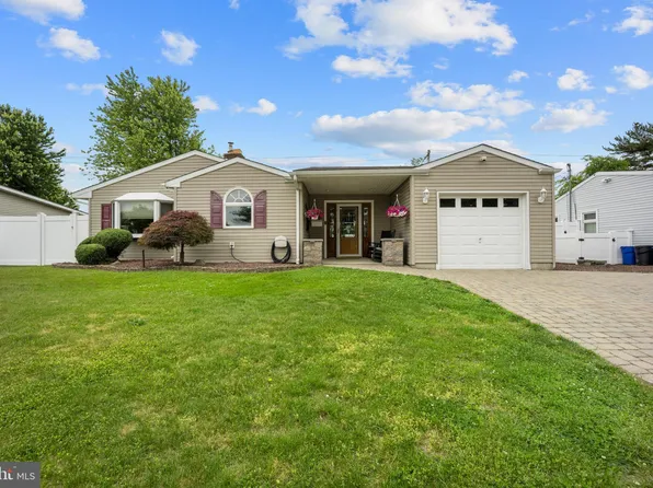 45 Pinewood Dr, Levittown, PA 19054