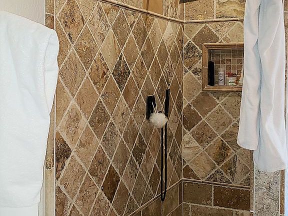 4th image of 328 Humboldt South Dr