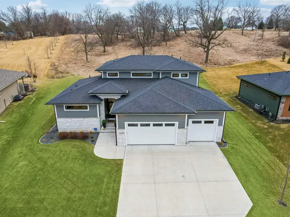 10208 Hidden Valley Dr, Johnston, IA 50131