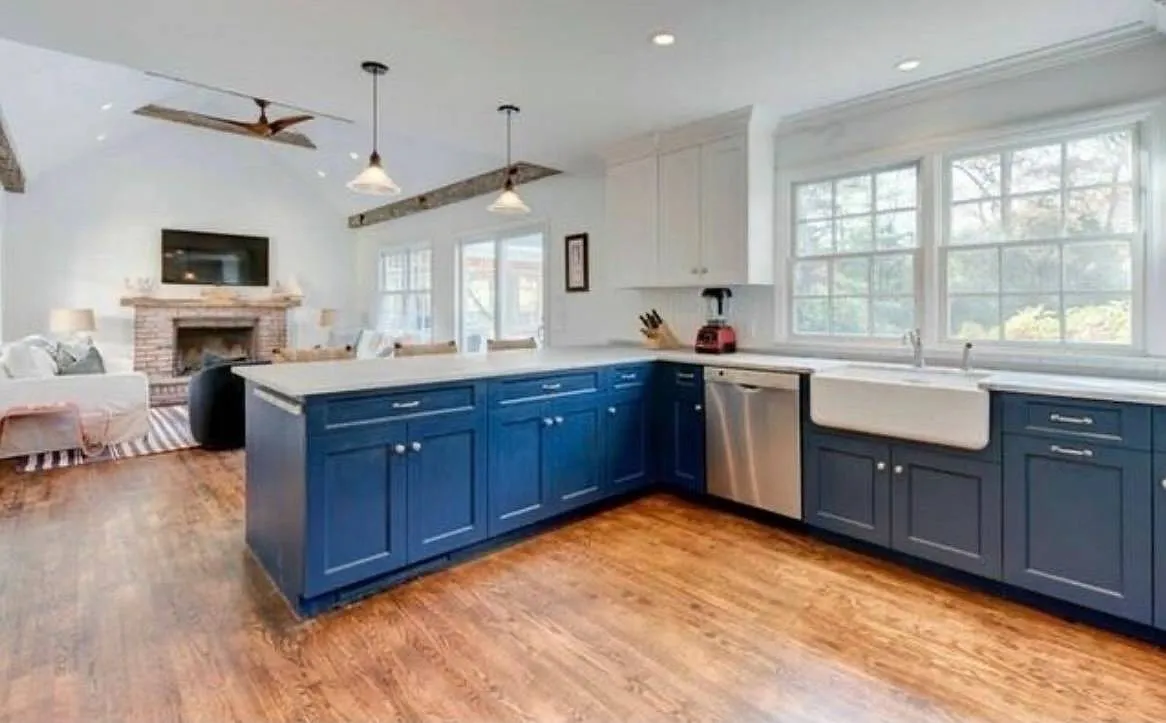 Bright, sunny cape in a private setting in desirable Quogue — Photo 2