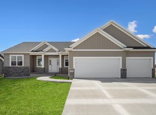 2714 Autumn Woods Dr, Cedar Falls, IA 50613