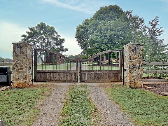 4th image of 105 Bell Springs Rd