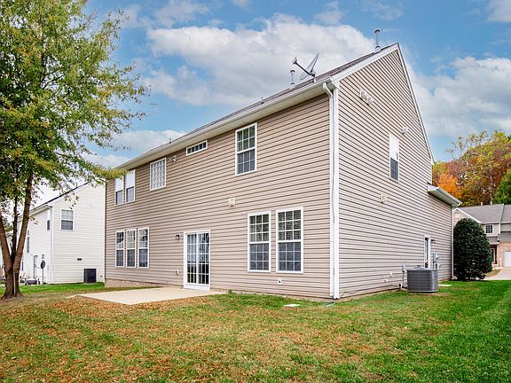 4th image of 504 Queensbury Ln