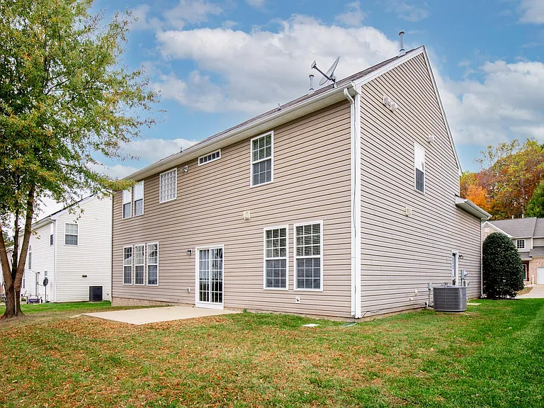 504 Queensbury Ln — Photo 4
