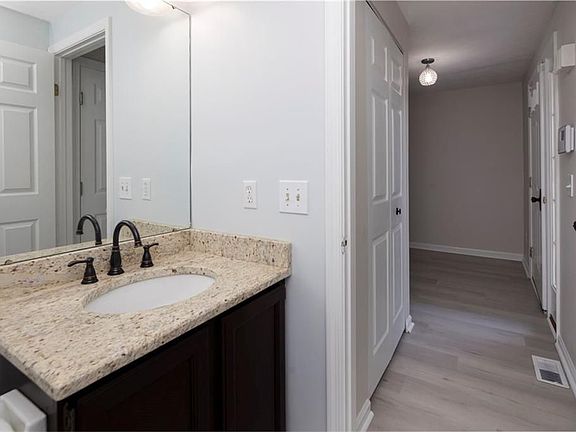 5th image of 160 Courtshire Ln