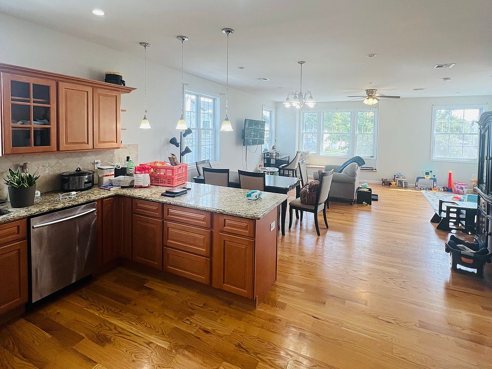 1st image of 9 Myrtle Ave Floor 2