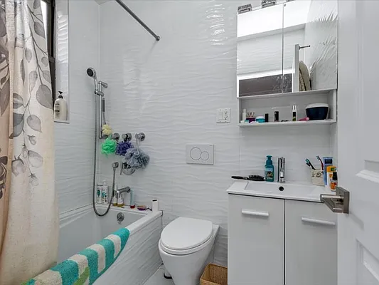 Sold by Thomas Lipovetsky, LREB | media 8