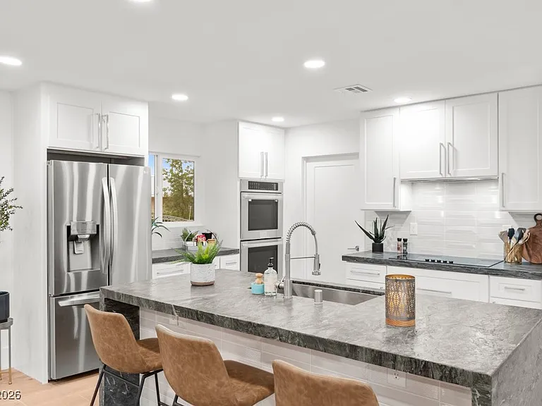 1621 Franklin Ave — Photo 13