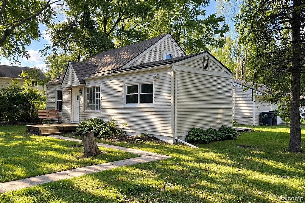 3 bed, 1.0 bath, 1164 sqft, $1,600 — Photo 4